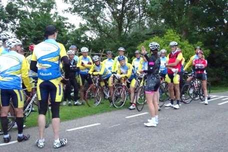 Lustrum Fietsclinic Marijn de Vries door Loes Kuijper Een lustrumjaar voor TTC de Merel, donderdag 2 juni, de eerste activiteit die de lustrumcommissie, bestaande uit Andre Kroeze en Rob van Essen,