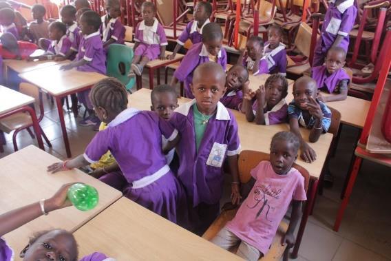 Onze oude schoolmeubels zijn opnieuw in gebruik Zoals we al eerder verteld hebben, is een groot deel van ons oude schoolmeubilair door Stichting Buganala opgehaald en naar Gambia vervoerd.