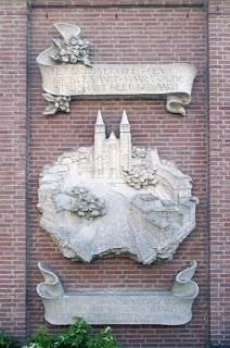 22 Walburgisplein Vrijwel alle gebouwen aan het Walburgisplein gingen tijdens de Slag om Arnhem in vlammen op. De veertiende-eeuwse katholieke St. Walburgiskerk moest het daarbij ook ontgelden.