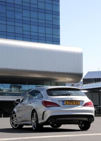 dan de CLA Coupé). Mercedes-Benz biedt diverse audio- en navigatiesystemen voor de CLA. De voordeligste daarvan is de "Garmin Map Pilot".