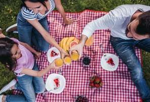 ACTIVITEIT 4: DONDERDAG 25 JULI PICKNICK Apero, hapjes, dips, slaatjes én dessert: deze hippe picknick heeft het allemaal! Let s go outside!