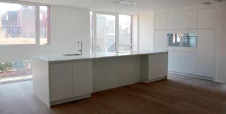 Hal, wc, leefruimte met open keuken, 2 slpks, badkamer. Parkeerplaats in ondergrondse garage, kelder. Tuin van 42m².