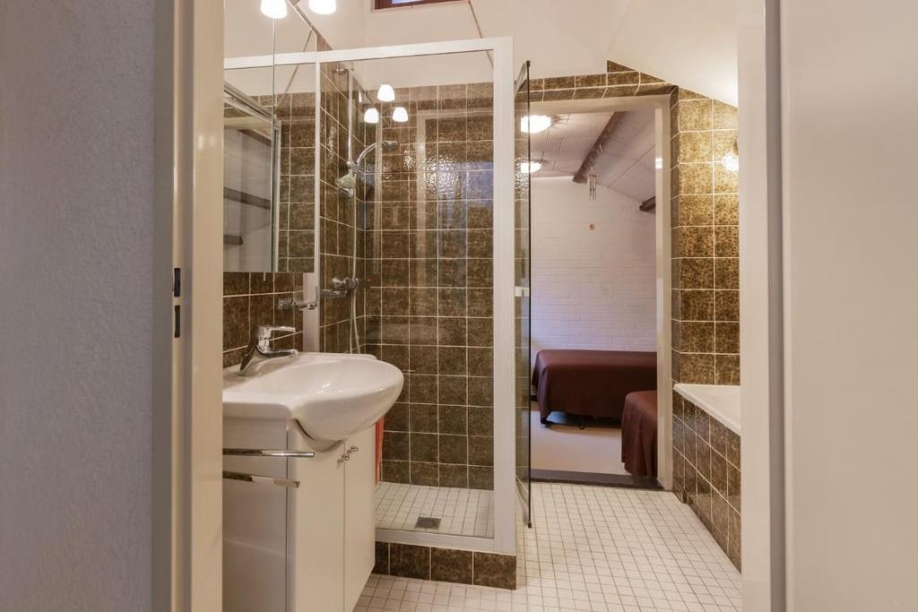 De badkamer: De badkamer is volledig betegeld