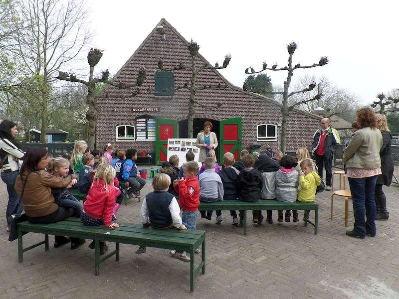 8 Educatie In 2018 zijn er weer verschillende scholen uit de buurt op bezoek geweest voor het bijwonen van een les.