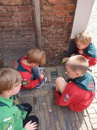 We hebben t enorm getroffen met t weer. Donderdag in groepjes in t stadscentrum van Gorinchem speuren naar memory Bricks.