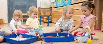Werken in de kinderopvang Sector: Zorg- en Dienstverlening Wat leer je tijdens Je wordt opgeleid tot medewerker in de kinderopvang.
