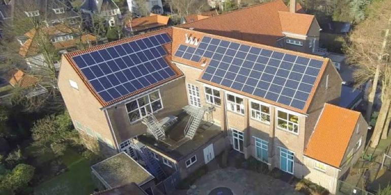 HEEMSTEDE HAARLEM ZON OP HEEMSTEDE, ENERGIECOÖPERA- TIES COLLECTIEVE ZONNE- STROOMPROJECTEN BEWONERS Wat is het plan? participeren in zonne-energie op het dak Wat is het project? Wie doen er mee?