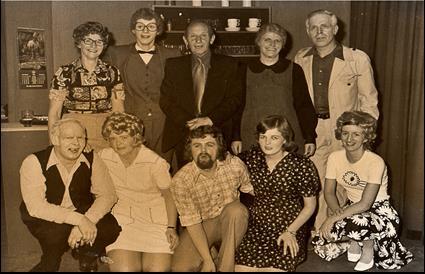 Een foto van een optreden in het dorpshuis in Berghuizen, datum onbekend. Op de foto: achterste rij v.l.n.r.: Femmie Keizer, Fokke Pool, Jentinus Pool, Appie Guichelaar en Martin Westert.