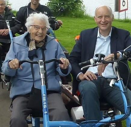 ROLSTOELFIETS Samen, met een medewerker van Bureau Welzijn, op de duo of rolstoelfiets de omgeving