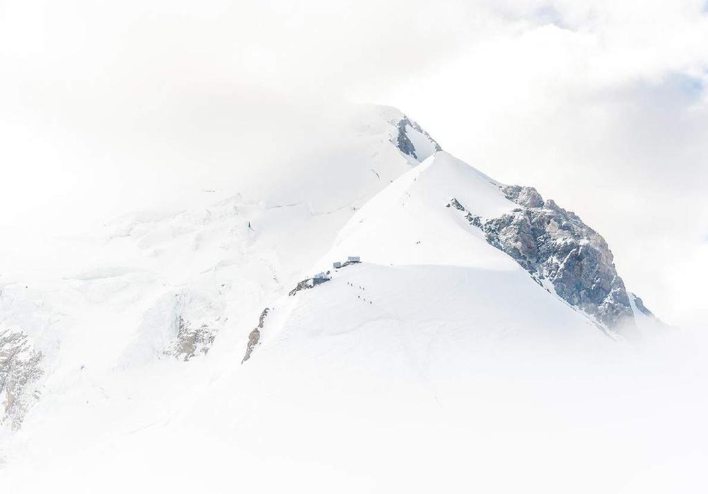 Mont Blanc Summit Al bijna 20 jaar organiseren wij beklimmingen en cursussen in het Mont Blanc gebied. Inmiddels hebben we de Mont Blanc beklommen met meer dan duizend mensen.