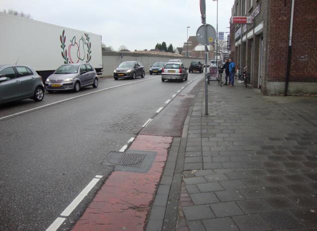 Elders op de Dommelseweg is er een goed voorbeeld waarbij er geen onnodige stoeprand is tussen fiets- en voetpad.