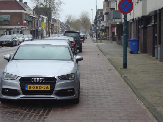 Parkeren op het fietspad Op locaties als de Eindhovenseweg, Dommelseweg en de Leenderweg komt het vaak voor dat auto s