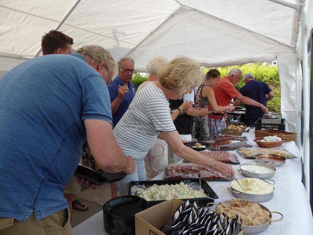 De tijd gaat snel als het gezellig is en rond 18.00u was het tijd voor de BBQ op het terras van de watersportvereniging.