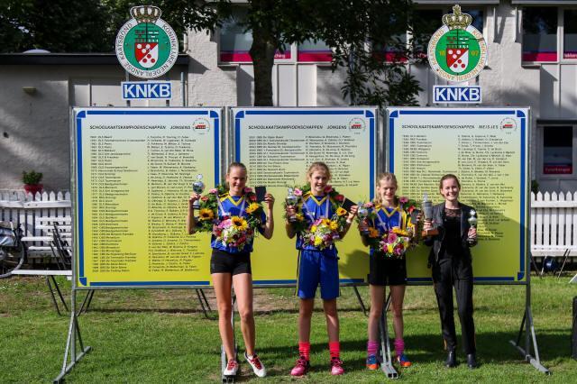 Tsjom wint schookkaatskampioenschappen Marrit Wielenga, Biance Hiemstra, en Gerbrich Koster hebben met grote overmacht de schoolkaatskampioenschappen