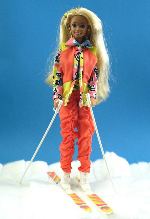 De tweede keer dat Barbie in dat jaar op skivakantie gaat, draagt zij de tweede Ski Fun kledingset.