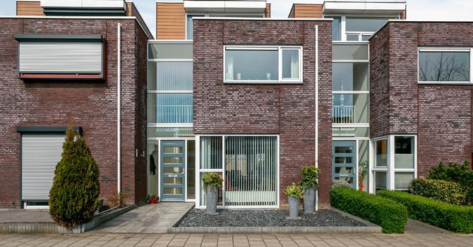 Wat een ruimte! Deze woning met een eigentijdse uitstraling en garage heeft een royale inhoud van maar liefst 523 m³ op 245 m² eigen grond en vinden wij terug aan de rand van Poortvliet.