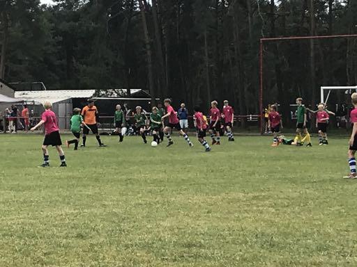 Marnix ons, op aangeven van Tijn, op een 0-1 voorsprong. In de 2 e helft krijgen we een penalty. Sam verdubbelt de score, het staat nu 0-2.