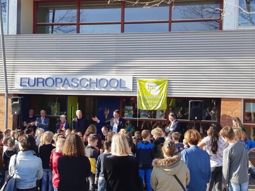 IPC Op een zonnige maandag, 25 februari, hebben we samen met alle kinderen het officiële IPC bord onthuld. Hierbij was wethouder Claudio Brugging namens de gemeente Hengelo aanwezig.