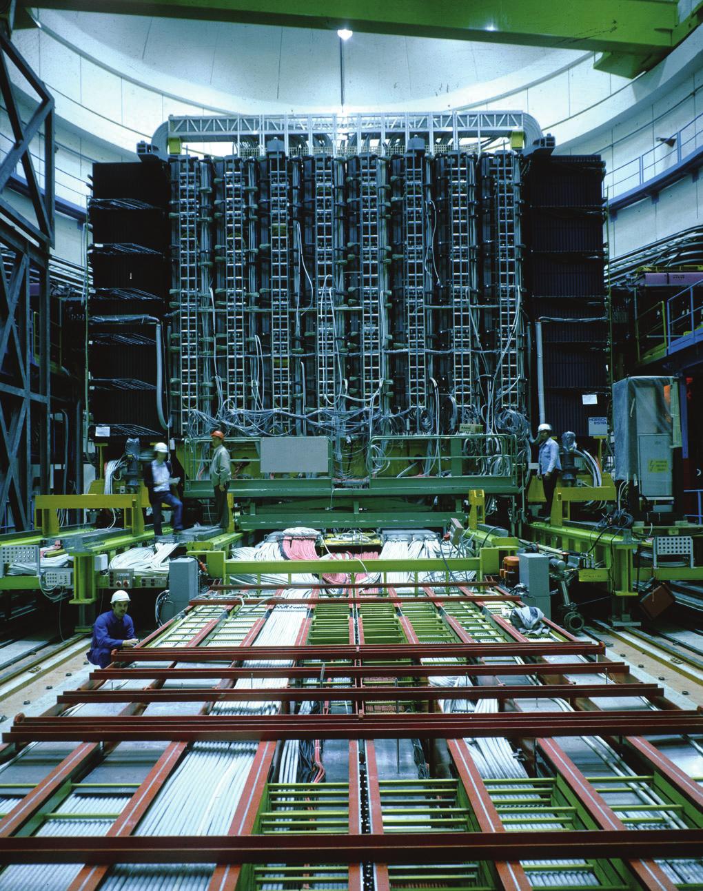 Het UA1 experiment is gebouwd op een verrijdbaar platform zodat tijdens de bouw en langere perioden van onderhoudswerkzaamheden aan detector en versneller, het volledige apparaat uit het SppS genomen