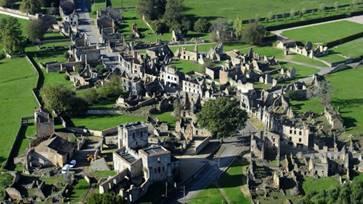 Via het bezoekerscentrum komt u in in Oradour, nog in dezelfde staat als na de verwoesting.