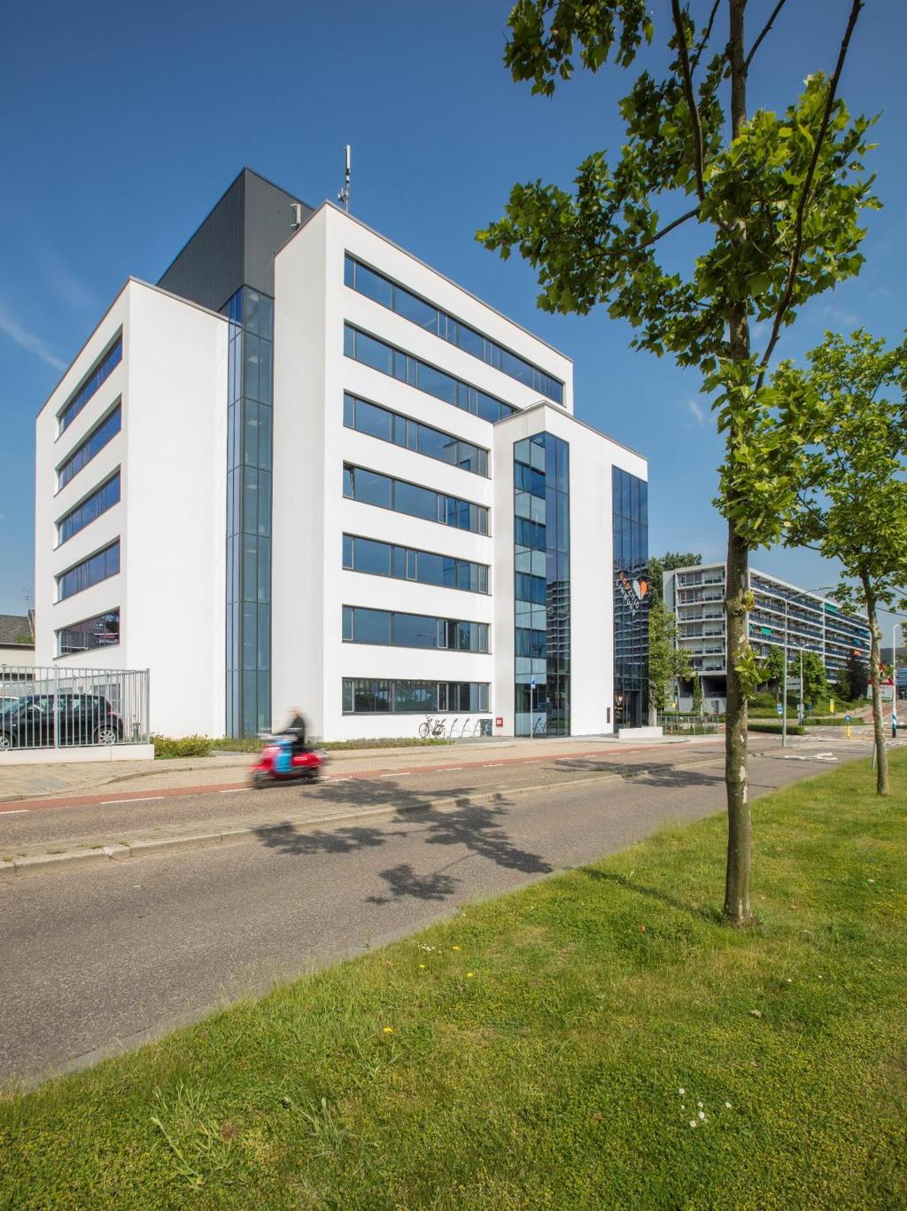 Kenmerken Het kantoorgebouw ligt op een perceel van in totaal 0,53 hectare dat wordt gedeeld met de ambulancepost. Het kantoorgebouw heeft een oppervlakte van 4.269 m2 BVO.