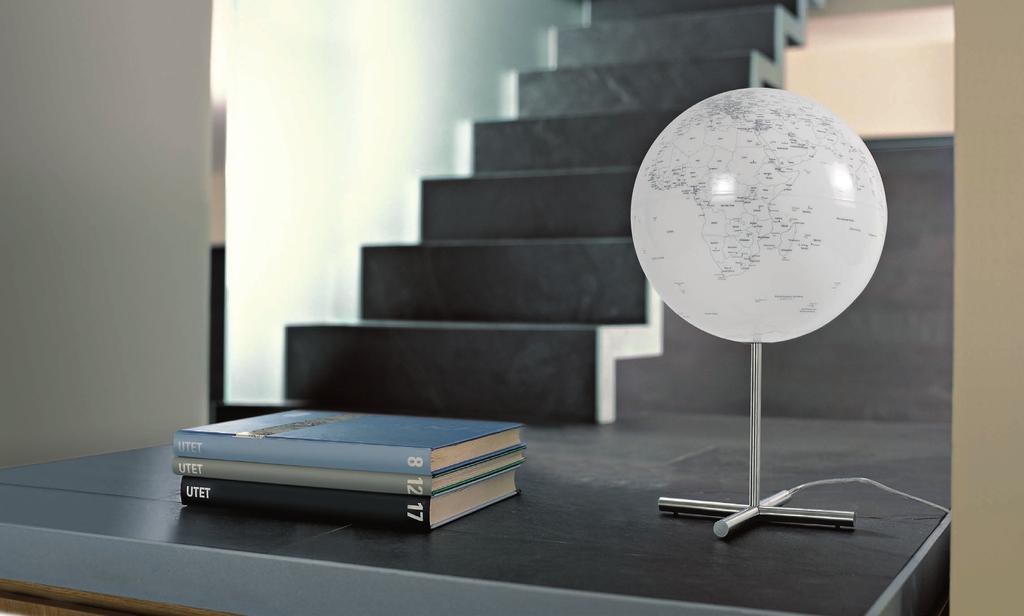 Globe Atmosphere Design Globe Lamp Fraaie design globe op een kleine staander. De doorsnee van de globe is 30cm en de globe heeft een hoogte van 51cm.