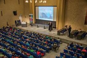 van Tilburg University laten kinderen kennis maken met wetenschap. De hoogleraren zijn inspirerende docenten die alles over het collegeonderwerp af weten.