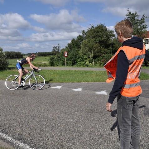 vorderingen die kunnen voortvloeien uit deelname aan deze triathlon. 4. Verkeersregels dienen te worden nageleefd. Het is een openbare weg, vrij toegankelijk voor iedereen. 5.