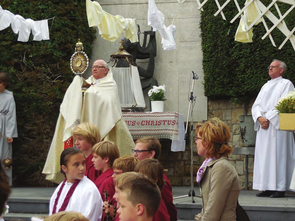 16 In Oud Valkenburg trekt de processie door de versierde lanen naar De Drie Beeldjes, om