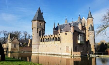 Prominent in het bosrijke Brabantse land schittert het monumentale Kasteel Heeswijk, het mooiste kasteel van Brabant zegt men.