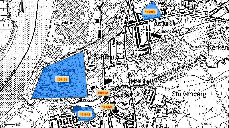 Het betreft een 17 de -eeuwse watermolen op de Vliet (CAI 100822), twee hoeves met walgracht uit de 17 de -18 de eeuw (CAI 101912 en 110003), en vervolgens verder naar de Schelde toe, de