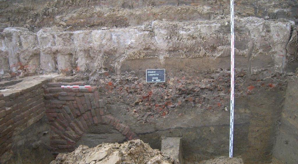 4.7 Grachten De Zuidwest verlopende greppel (Fig. 23, S 16) wordt gesneden door een Zuidoost georiënteerde gracht (Fig. 23, S18). Deze grachten vormen vermoedelijk de oorspronkelijke erfafbakening.