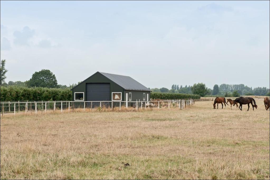 Buiten De voortuin is van de weg gescheiden door een taxushaag. Aan de rechterzijde is naast het grindpad ook een taxushaag geplaatst, die naar achteren loopt.