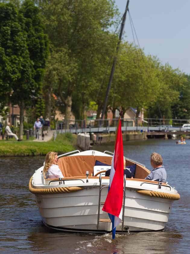 maril 725 Met deze ruim bemeten en elegante Maril 725 kunt u zelfs met 10 volwassenen het water op. De 725 is wendbaar en reageert goed op elke stuurbeweging die wordt gemaakt.