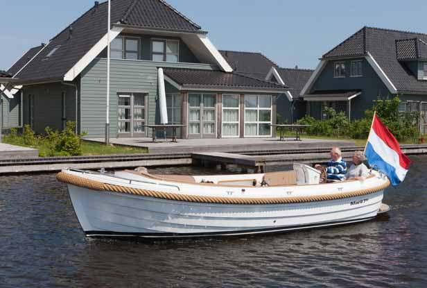 De rondzit voor in de boot is optimaal beschut dankzij een extra lage kuipvloer in combinatie met de hoge buiskap. Het is daarmee de optimale plek voor het kooktoestel, toilet en spoelbak met fontein.