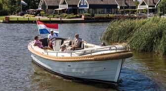 Deze uitgebalanceerde sloep heeft standaard alle luxe voorzieningen om een dag of meerdere dagen aangenaam op het water te verblijven.