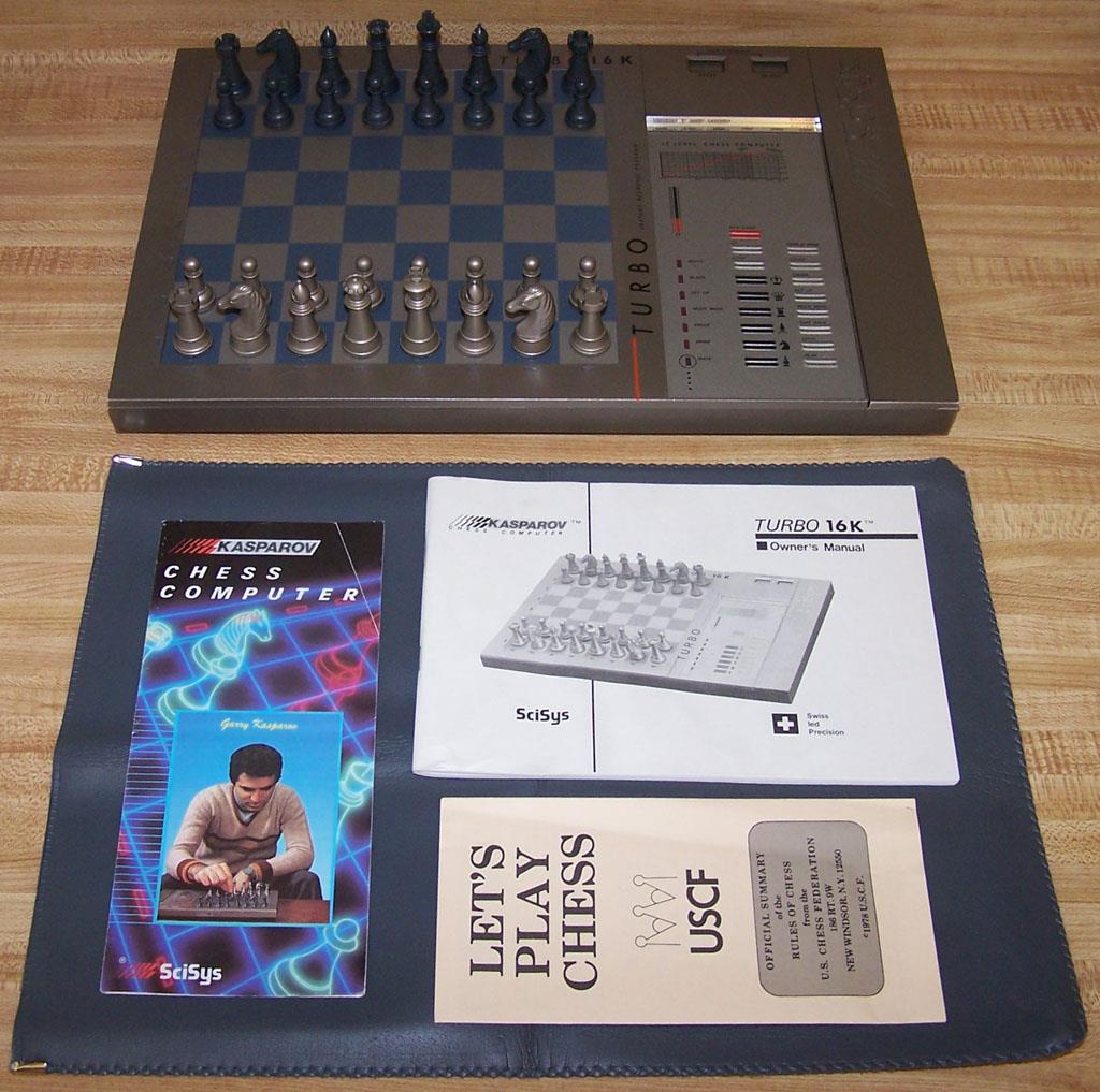 10-1985 [A-3771] SciSys - Kasparov Turbo 16K In 1985 begon ik kennis te maken met het schaakspel. Mijn Elo-rating lag toen op ca. 1250 punten.