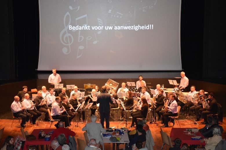 Omdat Lambert net dit jaar 20 jaar muzikant was, overhandigde de voorzitter aan zijn echtgenote Marleen een ereteken uit erkentelijkheid voor zijn jarenlange inzet in onze vereniging.