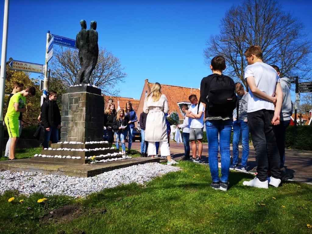 In het kader hiervan heeft zij met de klas meegedaan met het project adopteer een monument en maak hierbij een poster.