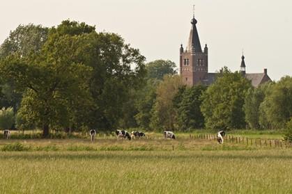 In de kerk hangt een bijzonder luidklokje uit 1392.