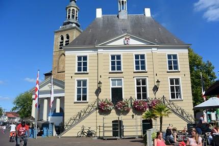 Roosendaal Roosendaal is een stad in West Brabant met ongeveer 67.000 inwoners. Tot de gemeente behoren ook enkele dorpen waaronder Nispen, de oudste plaats in de gemeente.