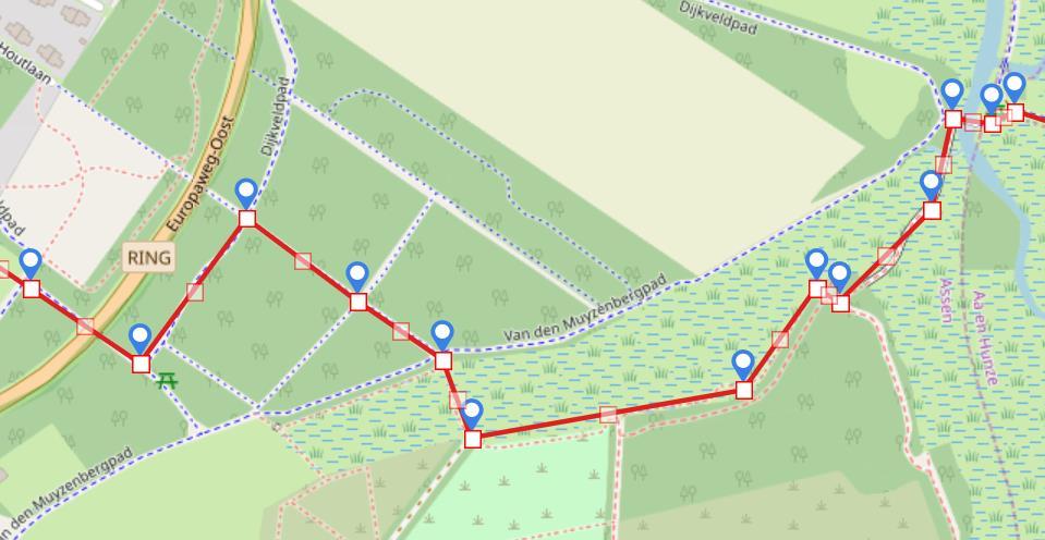 Zie trajectkaart: Na de brug LA het vlonder pad op. RD voorbij het infobord over het Poepenhemeltje, hierna RA en LA langs de rand van het bos.einde RA langs het weiland.