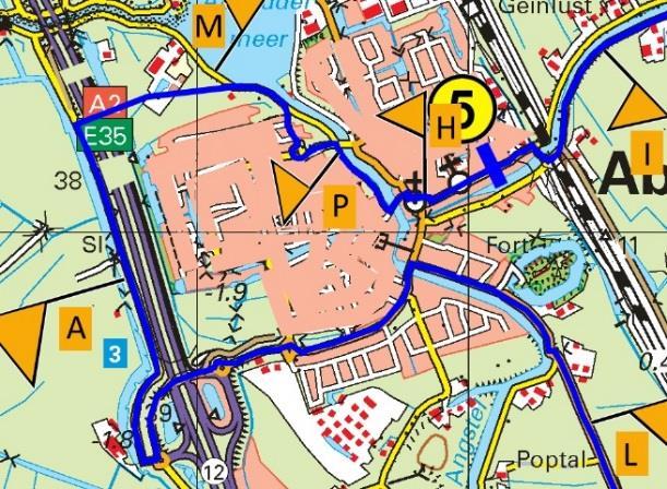 Nu even goed opletten: Een klein stukje tegengesteld naar RC Z betekent dat je over het fietspad (bruine lijn) wil: Niet goed.