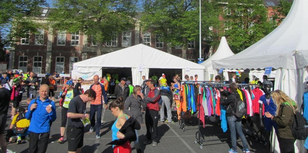 08:00 Het massageteam is ingericht op de Garenmarkt en de Stadsgehoorzaal. 08:30 Eerste loper ondergaat een voorbereidende massage op de Garenmarkt.