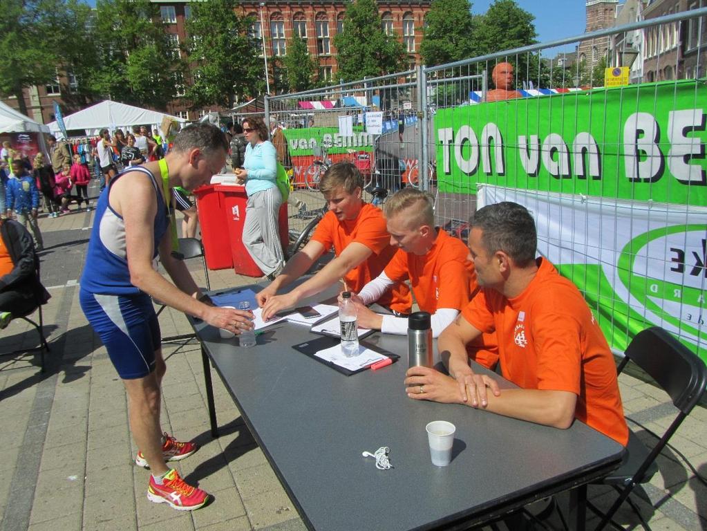 VAN INTAKE NAAR STATISTIEK Op de Garenmarkt zijn sportmasseurs in opleiding ingezet als gastheren en - vrouwen.