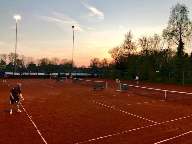 Ingezonden bericht van Niek Heidanus Vanavond genoten van het tennis. De banen zijn prachtig en goed! Dank aan de Onderhoudscommissie; geweldig gedaan.