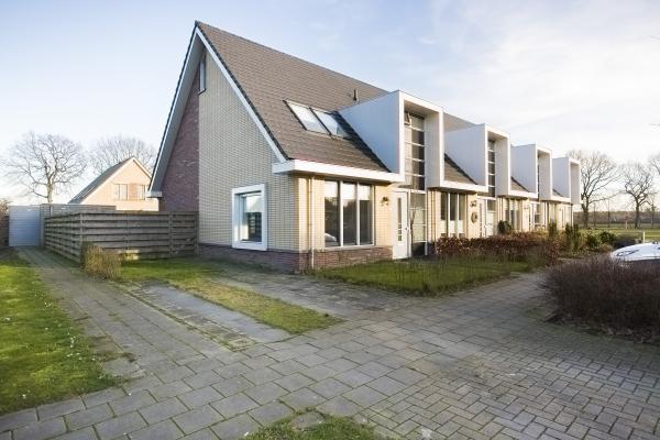 douchehoek, toilet en wastafel met wastafelmeubel.