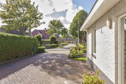 fraai ingerichte tuin staat op een ruim perceel van 654 m2.