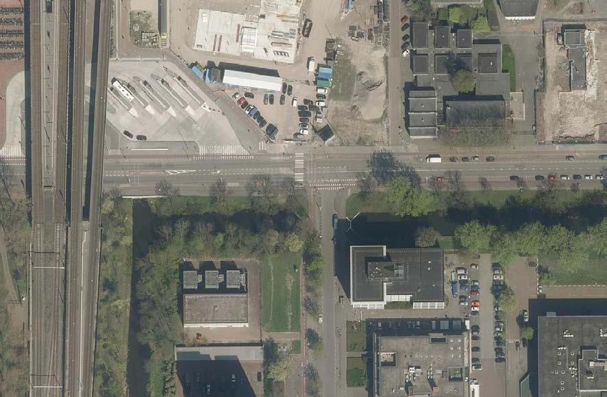 Pagina 4 van 16 2 Projectomschrijving Het project heeft betrekking op de verlenging van de kokervormige duiker die ligt onder de te verbreden brug 691 aan het Koningin Wilhelminaplein te Amsterdam.