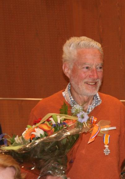 Lintje voor Bert van Doorn Tijdens de Lintjesregen in Gouda ontvingen twaalf Gouwenaars een Koninklijke onderscheiding uit handen van burgemeester Schoenmaker in de raadzaal in het Huis van de Stad.